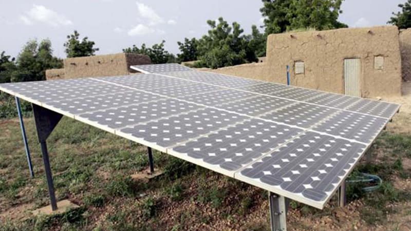 Panneaux solaires dans le village de Safo Nassarawa, près de Maradi, au Niger. 