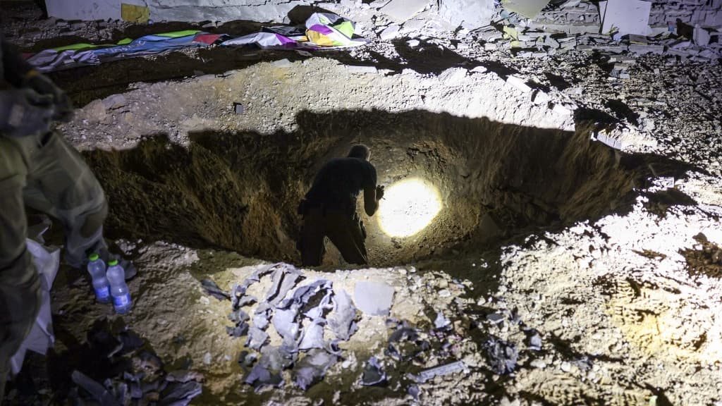 La police israélienne inspecte un cratère devant un bâtiment scolaire lourdement endommagé par les tirs de missiles iraniens dans la ville de Gedera (sud d'Israël), le 1er octobre 2024 La police israélienne inspecte un cratère devant un bâtiment scolaire lourdement endommagé par les tirs de missiles iraniens dans la ville de Gedera (sud d'Israël), le 1er octobre 2024