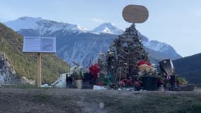 Le cairn avait érigé le 6 février 2024 à Briançon (Hautes-Alpes) en hommage aux migrants morts en tentant de traverser la frontière depuis l'Italie.