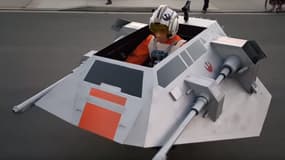 Pour Halloween, le fauteuil roulant du petit Jeremy s'est transformé en vaisseau de Star Wars.