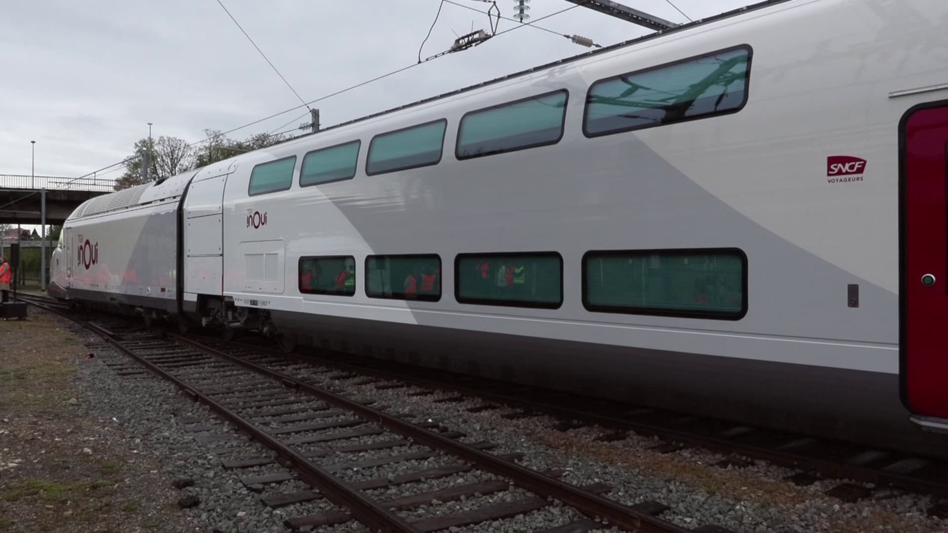La livrée du futur TGV M de la SNCF a été dévoilée lundi 29 avril à l'usine Alstom de Belfort.