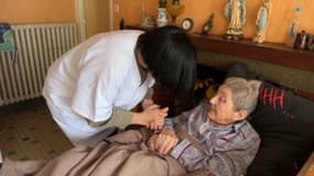 Une infirmière libérale rendant visite à une personne âgée en Bretagne