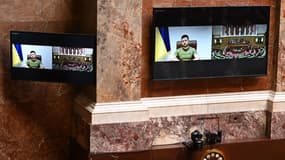 Le président ukrainien Volodymyr Zelensky s'exprime devant le Parlement français, le 23 mars 2022.