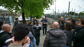 Des policiers municipaux parlent à des élèves et des parents devant le lycée de Nantes où une lycéenne a été tuée et trois autres blessés à coups de couteau par un élève, le 24 avril 2025 