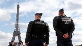 Patrouille de gendarmes à Paris. Le gouvernement français fera preuve d'une "très grande fermeté" pour empêcher samedi toute manifestation contre un film islamophobe et les caricatures du prophète Mahomet publiées par l'hebdomadaire Charlie Hebdo, a décla