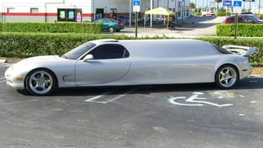 Ceci n'est pas un montage, mais une vraie RX-7 limousine. Une vraie folie, qui a pourtant trouvé preneur.