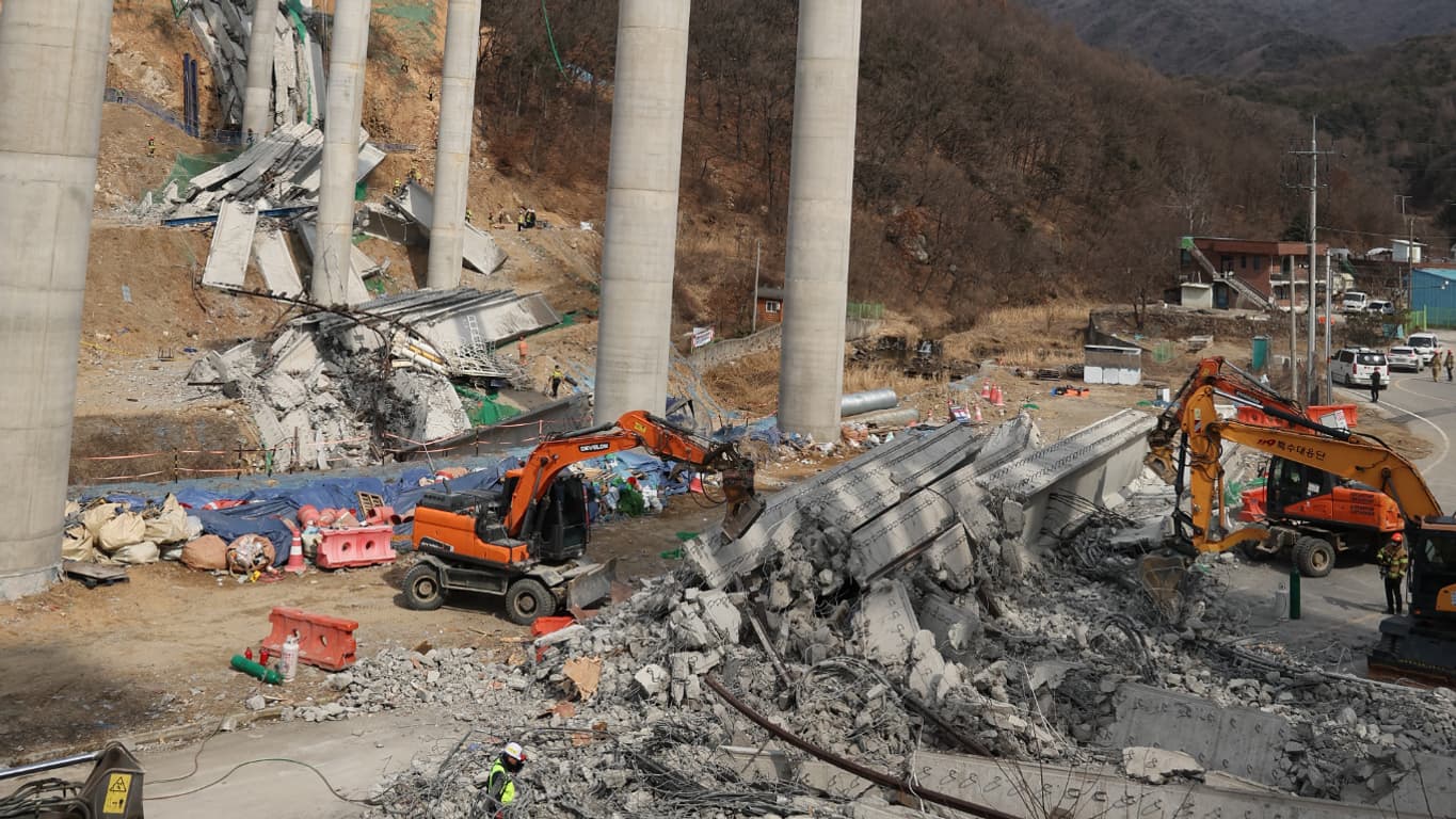 Les sauveteurs recherchent des ouvriers disparus après l'effondrement d'un pont sur un chantier d'autoroute à Anseong (nord du pays), le 25 février 2025.