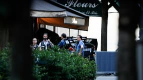 Des policiers se trouvent près du lieu où un automobiliste a foncé sur la terrasse d'un café à Paris, le 17 juillet 2024
