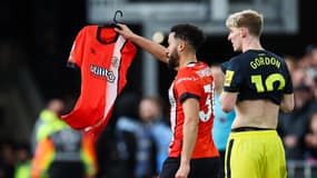 Andros Townsend célébrant avec le maillot de son capitaine Tom Lockyer, le 23 décembre 2023, à Luton