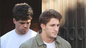 Les rugbymen français Hugo Auradou (g.) et Oscar Jegou quittent la maison dans laquelle ils ont été assignés à résidence à Mendoza, Argentine, le 12 août 2024