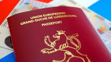 Depuis 2008, les étrangers demandant à devenir luxembourgeois ne sont plus obligés de renoncer à leur nationalité d"origine.