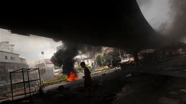 Dans une rue de Bangkok, lundi. Un assaut de l'armée thaïlandaise contre les manifestants antigouvernementaux semble inéluctable dans la capitale, chaque camp restant sur ses positions après quatre jours d'affrontements ayant fait 37 morts et des centaine