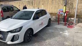 Le véhicule d'autopartage de la commune d'Allons (Alpes-de-Haute-Provence), à la mi-janvier 2025.