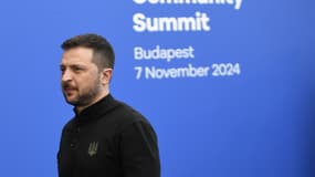 Le président ukrainien Volodymyr Zelensky arrive pour assister au sommet de la Communauté politique européenne à Budapest, le 7 novembre 2024.