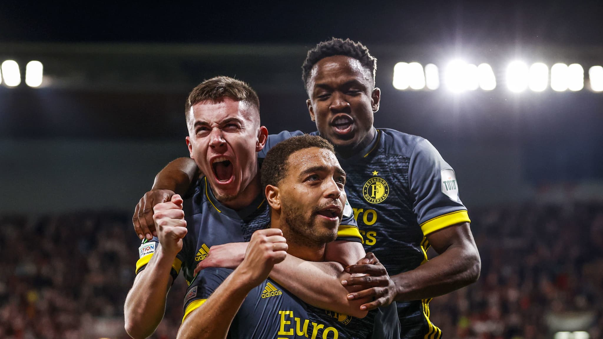 Patrik Walemark avec Luis Sinisterra et Cyriel Dessers lors de Slavia-Feyenoord, le 14 avril 2022 Patrik Walemark avec Luis Sinisterra et Cyriel Dessers lors de Slavia-Feyenoord, le 14 avril 2022