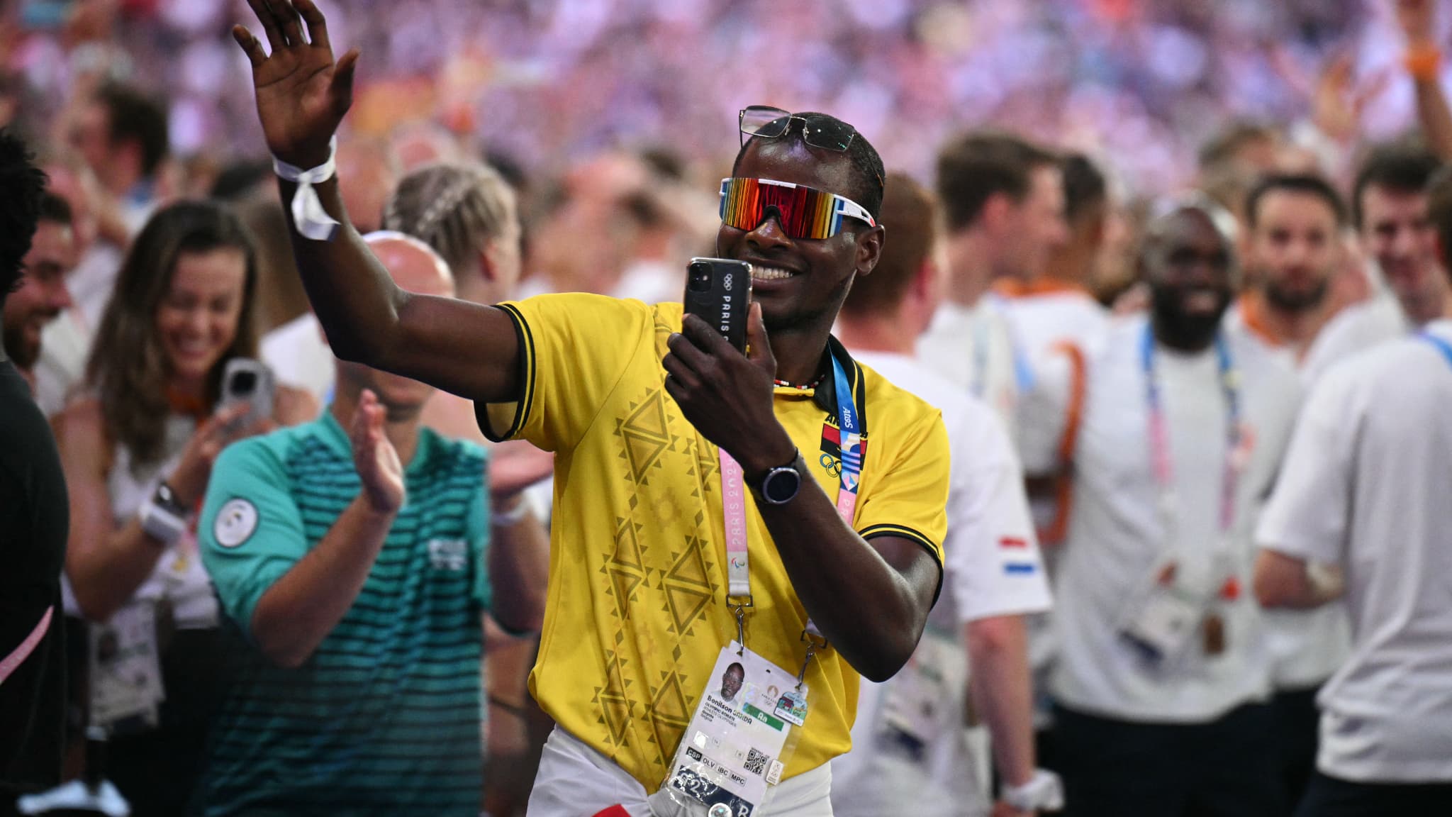 L'Angolais Benilson Sanda pendant la cérémonie de clôture des JO 2024. L'Angolais Benilson Sanda pendant la cérémonie de clôture des JO 2024.