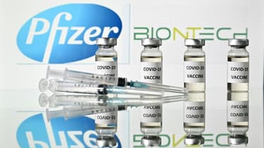 Flacons de vaccin et seringues portant le logo de Pfizer et BioNTech, le 17 novembre 2020