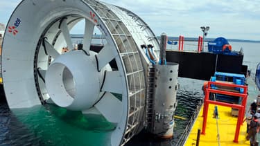 Une hydrolienne en cours d'immersion dans la rade de Brest. (image d'illustration)