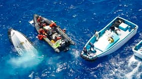 Des membres de l'ONG Greenpeace (à gauche) secourent un de leurs collègues dont le bateau a chaviré. Les écologistes tentaient de s'opposer à des pêcheurs (à droite) capturant des thons rouges en mer Méditerranée. /Photo prise le 4 juin 2010/REUTERS/Paul