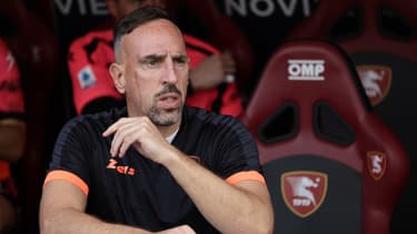 Franck Ribéry sur le banc de la Salernitana lors d'un match de Serie A en octobre 2023