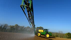 Un tracteur répand de l'herbicide au glyphosate Roundup 720, à Piacé (Sarthe), le 23 avril 2021 (illustration).