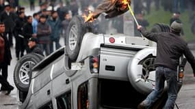 Lors des heurts entre manifestants anti-gouvernement et policiers anti-émeutes mercredi à Bichkek. La dirigeante de l'opposition kirghize, Roza Otounbaïeva, annonce que son gouvernement autoproclamé contrôle presque la totalité du pays après que le présid