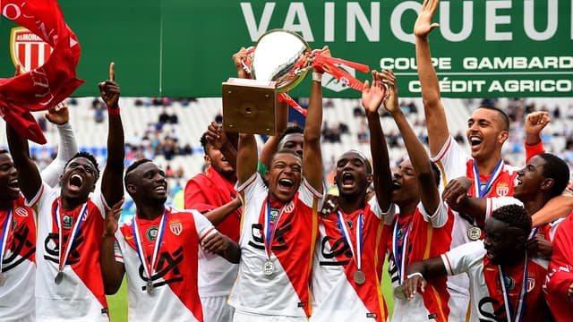 Mbappé avec la Coupe Gambardella