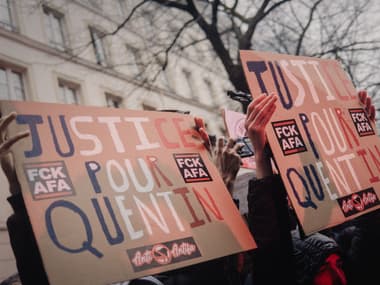 Des pancartes "Justice pour Quentin" lors d'un rassemblement en hommage au jeune nationaliste Quentin Deranque, le 15 février 2026 à Paris.