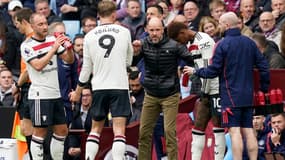 Erik Ten Hag donnant des consignes à ses hommes lors du choc face à Aston Villa (0-0), dimanche 6 octobre 2024