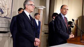 Enrico Letta (à droite), dirigeant du centre gauche italien, a été chargé par le président italien Giorgio Napolitano de former le nouveau gouvernement. /Photo prise le 23 avril 2013/REUTERS/Tony Gentile