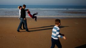 Une famille profite du beau temps à Cabourg, le 22 février 2019.