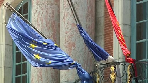Les drapeaux sont en berne, ce jeudi à Toulouse, après la mort de l'ancien maire de la ville, jeudi 10 avril 2014.