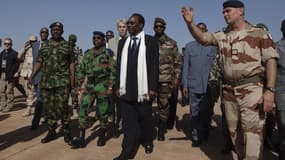Le président malien par intérim (au centre) en compagnie de militaires français et maliens sur une base de Bamako. Une grande partie de la mission des forces maliennes et françaises visant à reconquérir le Nord-Mali, tombé sous le contrôle de groupes isla