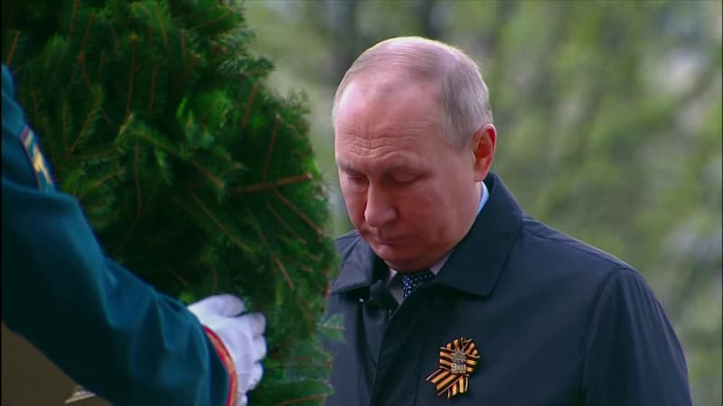 Vladimir Poutine se recueille sur la tombe du soldat inconnu à Moscou le 9-Mai 2022