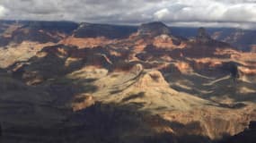 Image d'illustration - Une femme assise sur la rive sud du Grand Canyon, le 13 février 2017