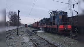 Un train bombardé par un drone lundi 2 février 2026 dans une gare de la région de Zaporijjia en Ukraine. 
