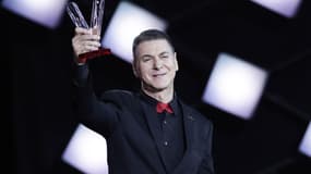 Étienne Daho recevant sa Victoire d'honneur lors des Victoires de la Musique 2018