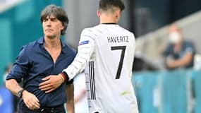 L'attaquant allemand Kai Havertz (d) est remplacé et félicité par son sélectionneur, Joachim Low lors du match de l'Euro contre le Portugal à Munich, le 19 juin