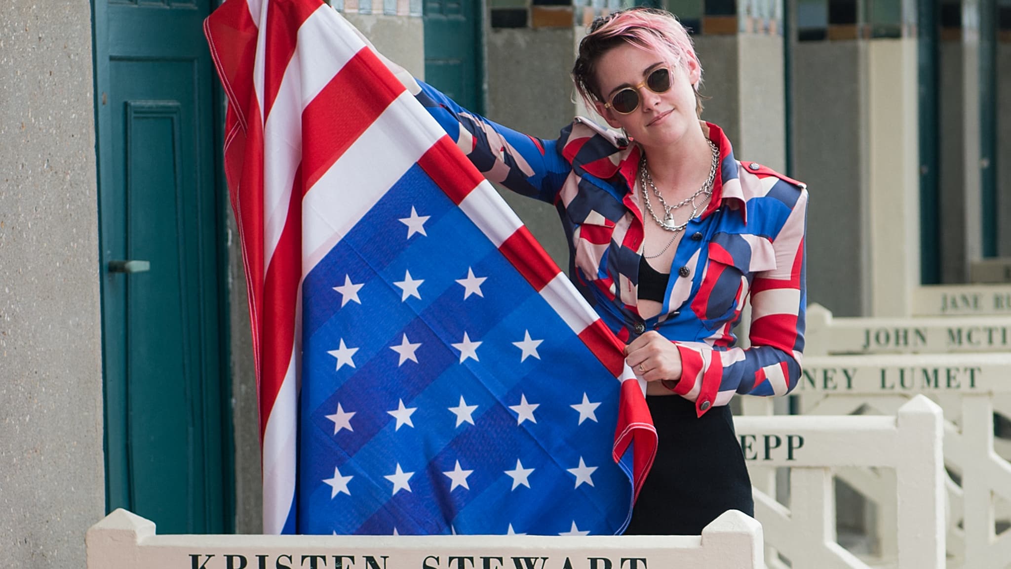 Kristen Stewart dévoile sa cabine de plage lors du 45e festival américain de Deauville (Calvados), le 13 septembre 2019. Kristen Stewart dévoile sa cabine de plage lors du 45e festival américain de Deauville (Calvados), le 13 septembre 2019.