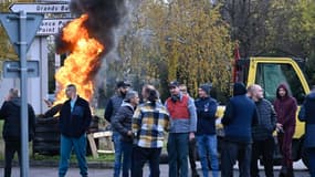 Des salariés de Novasco bloquent l'accès à l'usine d'Hagondange (Moselle) le 14 novembre 2025
