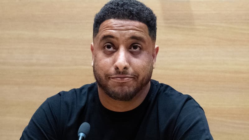 L'influenceur franco-algérien Nasser Sari plus connu sous le nom de Nasdas attend avant son audition devant la commission parlementaire sur les effets psychologiques de TikTok sur les mineurs à l'Assemblée nationale à Paris, le 10 juin 2025.
