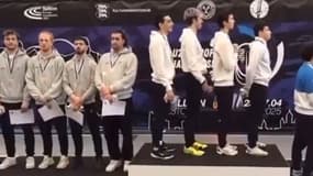 Les quatre épéistes suisses, médaillés d'argent des championnats d'Europe U23 d'escrime, se tournent pour ne pas voir le drapeau israélien, samedi 26 avril 2025.