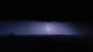 ILLUSTRATION - Une vue du département du Pas-de-Calais alors que la foudre frappe lors d'un orage à Souchez, dans le nord de la France, le 25 juin 2025.