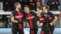 Le milieu de terrain du Bayer Leverkusen Granit Xhaka félicité par ses équipiers après son but contre Mayence 