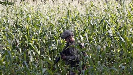 Un soldat américain en patrouille dans la province de Konar, dans l'est de l'Afghanistan. Barack Obama a annoncé vendredi le retrait d'ici la fin de l'année, "comme promis", de la totalité des forces américaines encore déployées en Irak. /Photo prise le 7