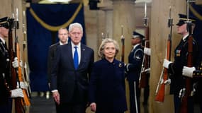 L'ancien président américain Bill Clinton et l'ancienne secrétaire d'État Hillary Clinton arrivent avant la 60e cérémonie d'investiture, le 20 janvier 2025, au Capitole américain à Washington, DC (États-Unis).