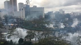 À Paris, des affrontements entre manifestants radicaux et forces de l'ordre, place d'Italie (Paris), le 16 novembre 2019.