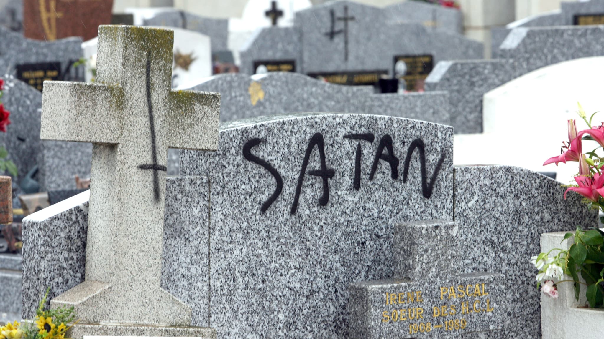 Tombe taguée du mot "Satan" en 2008 à Elne, dans les Pyrénées-Orientales Tombe taguée du mot "Satan" en 2008 à Elne, dans les Pyrénées-Orientales