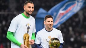 Gianluigi Donnarumma et Lionel Messi présentent le Trophée Yachine et le Ballon d'or au Parc des Princes, décembre 2021
