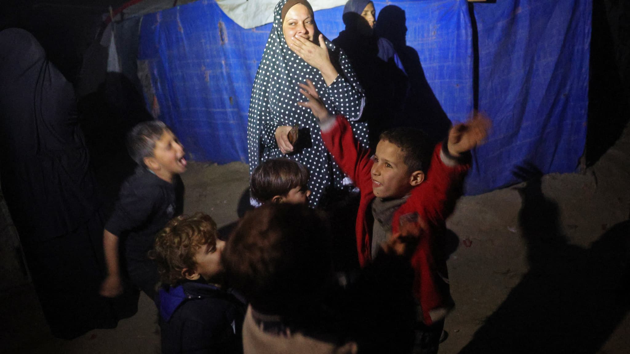 Des Palestiniens font la fête dans leur camp pour personnes déplacées par le conflit à Deir el-Balah, dans le centre de la bande de Gaza, le 15 janvier 2025. Des Palestiniens font la fête dans leur camp pour personnes déplacées par le conflit à Deir el-Balah, dans le centre de la bande de Gaza, le 15 janvier 2025.